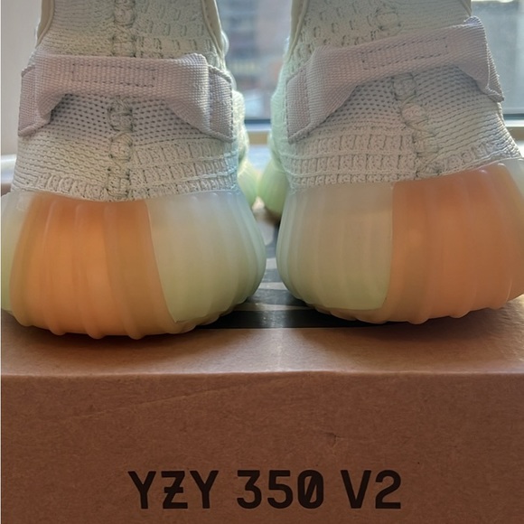 Yeezy Boost 350 V2 Hyperspace size US 11.5M - Picture 3 of 3